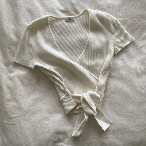 Aritzia little moon tie v-neck shirt - Picture 1 of 1